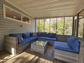 Gorgeous 2BR home with Private Backyard
